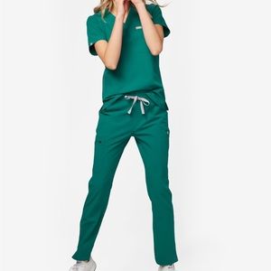 FIGS HUNTER GREEN SET